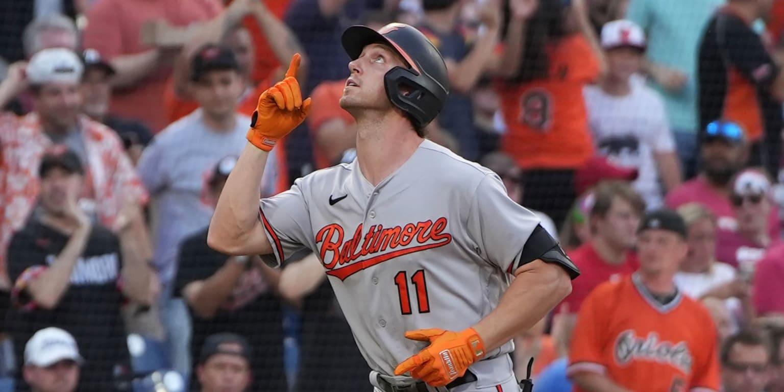 Orioles' top prospect homers in MLB debut