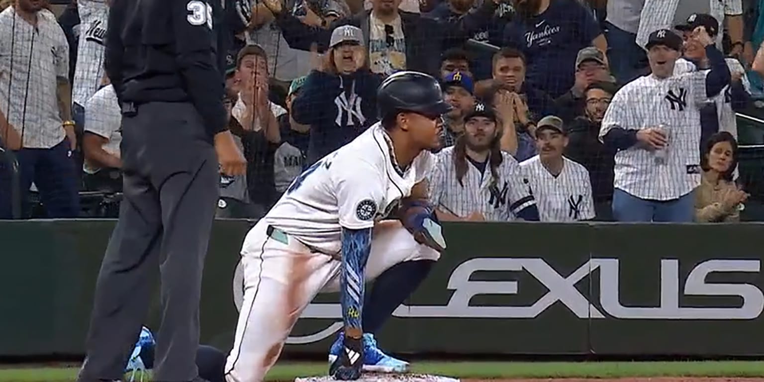 Julio Rodríguez picked off, Mariners lose in 10 to Yankees