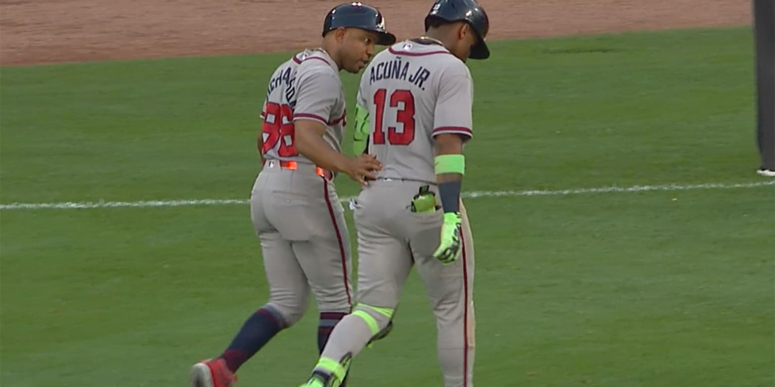 Acuña exits with hamstring injury after trying to leg out chopper to 3B