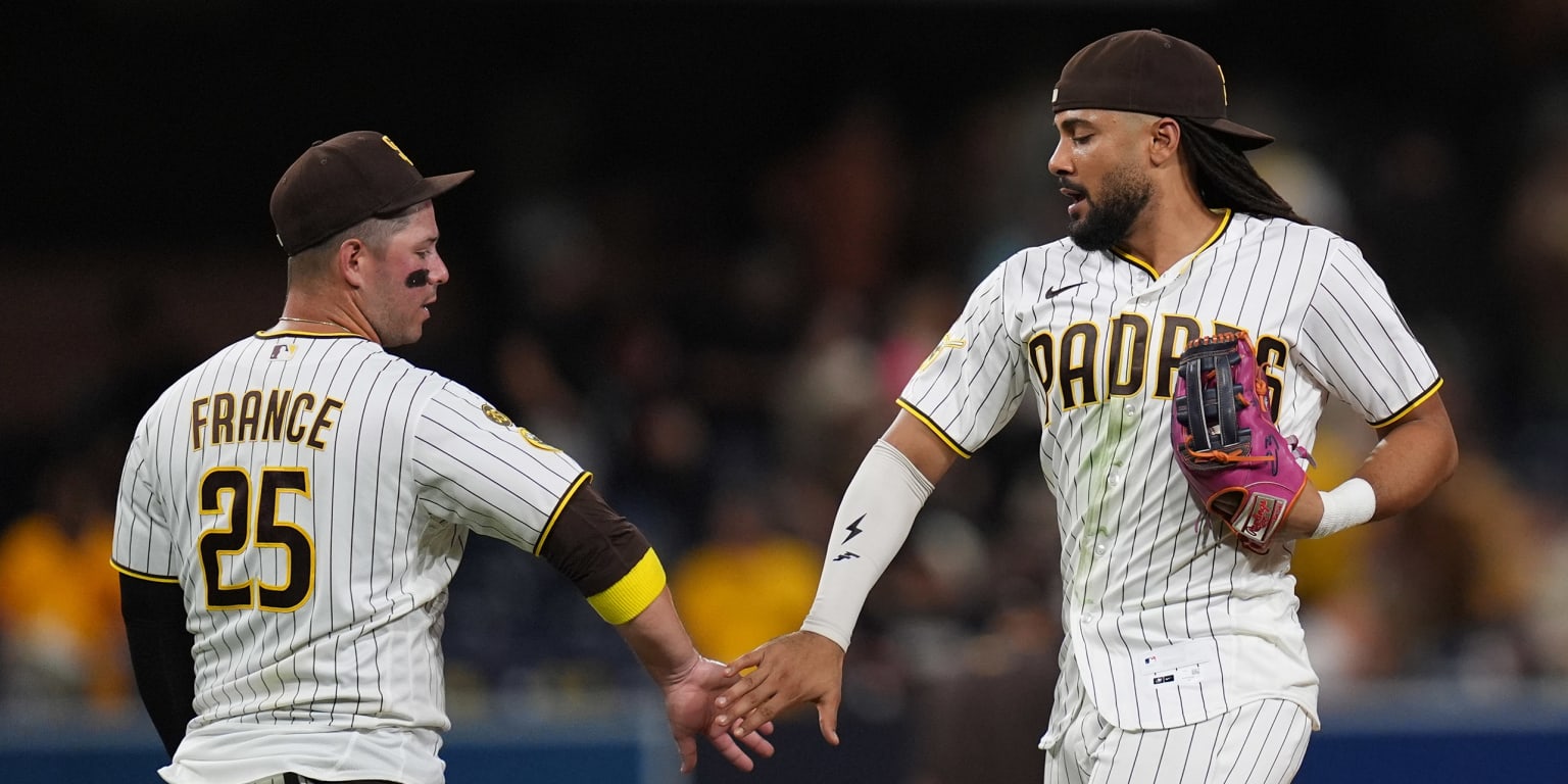 Padres' 4-run 8th inning delivers crucial comeback