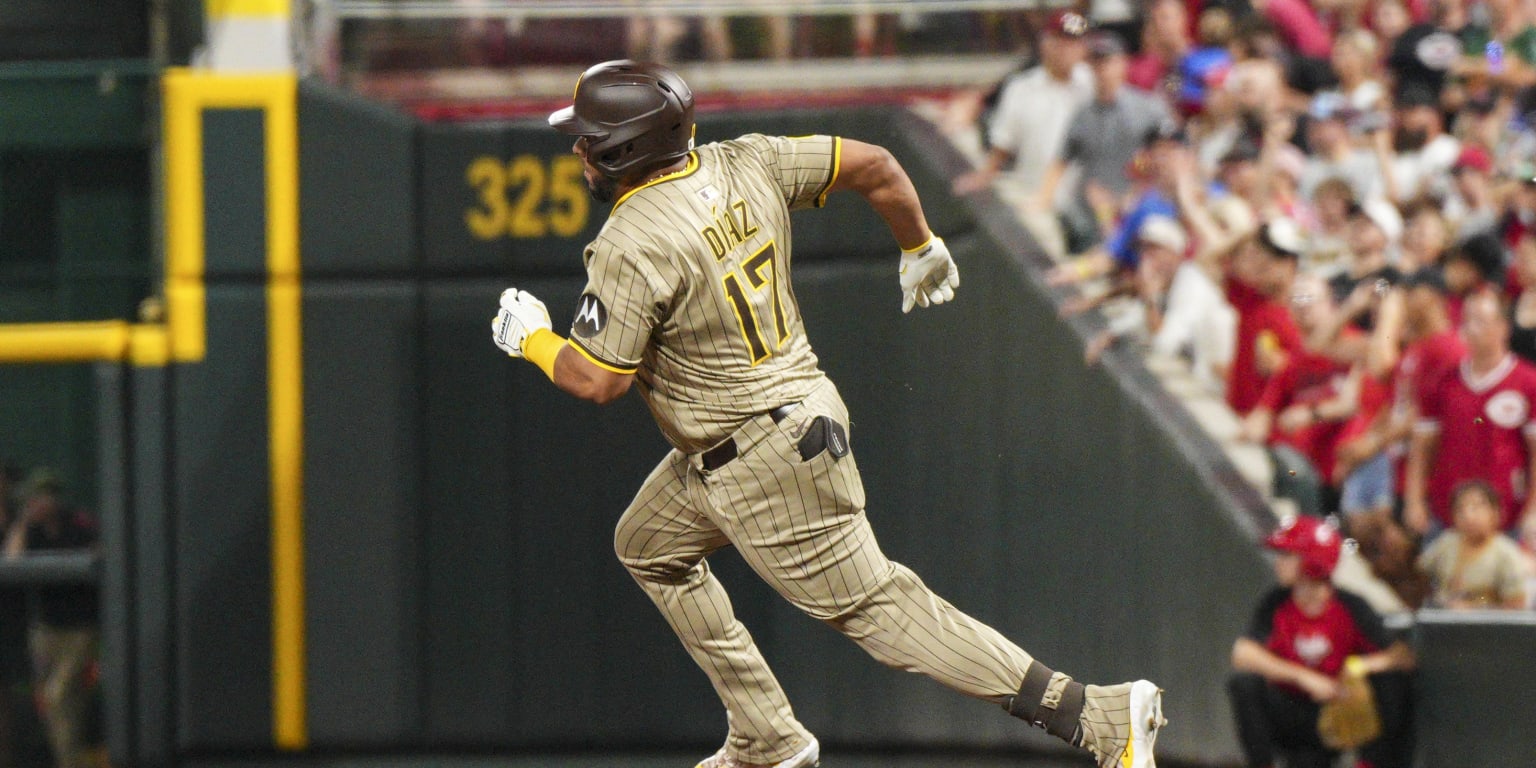Padres avoid being no-hit against Reds
