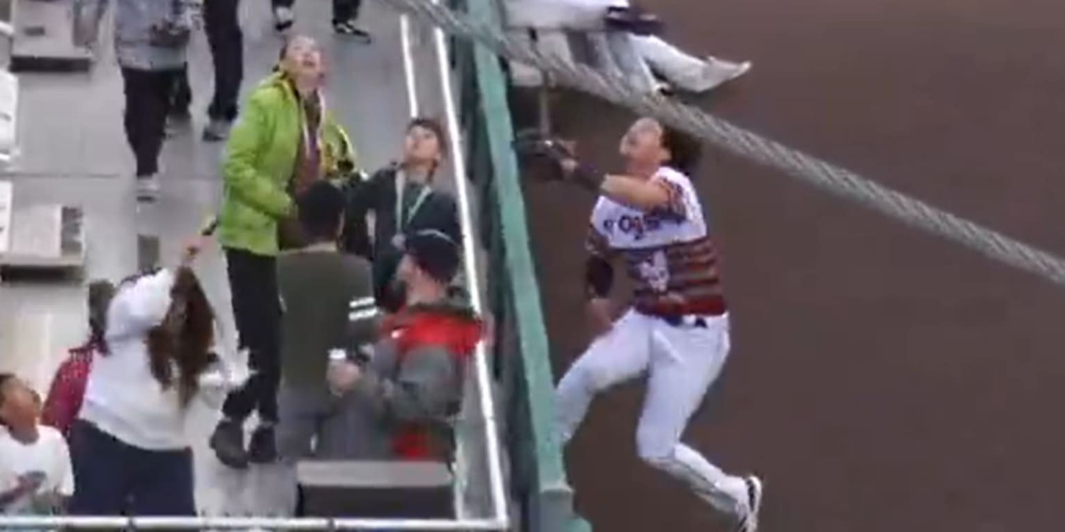 Catch of the year?! Minor Leaguer scales wall for must-see grab