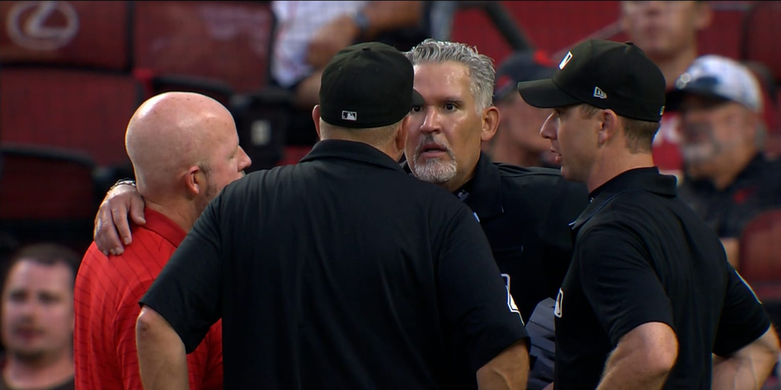 Veteran umpire Gonzalez exits Padres-Reds game due to heat exhaustion