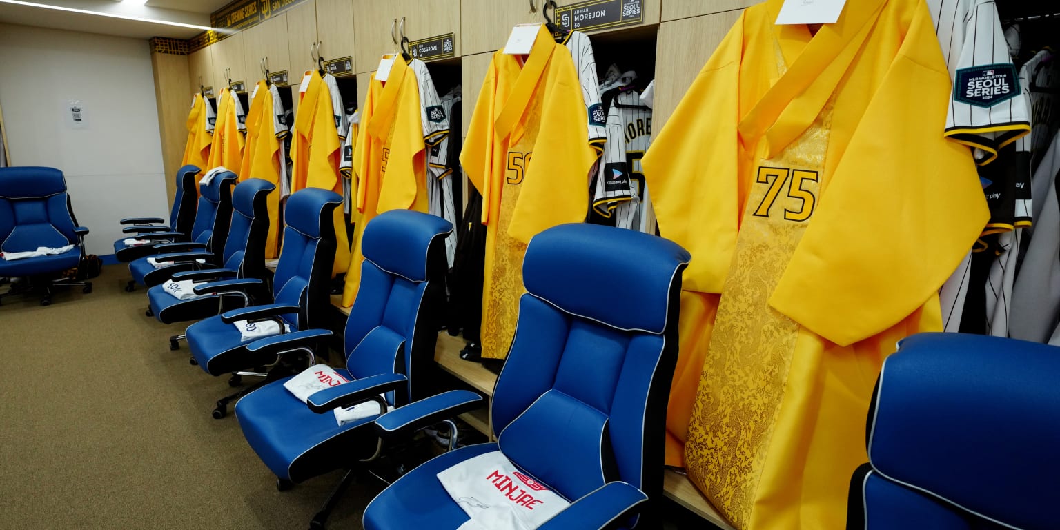Ha-Seong Kim gives traditional Korean clothing to Padres teammates