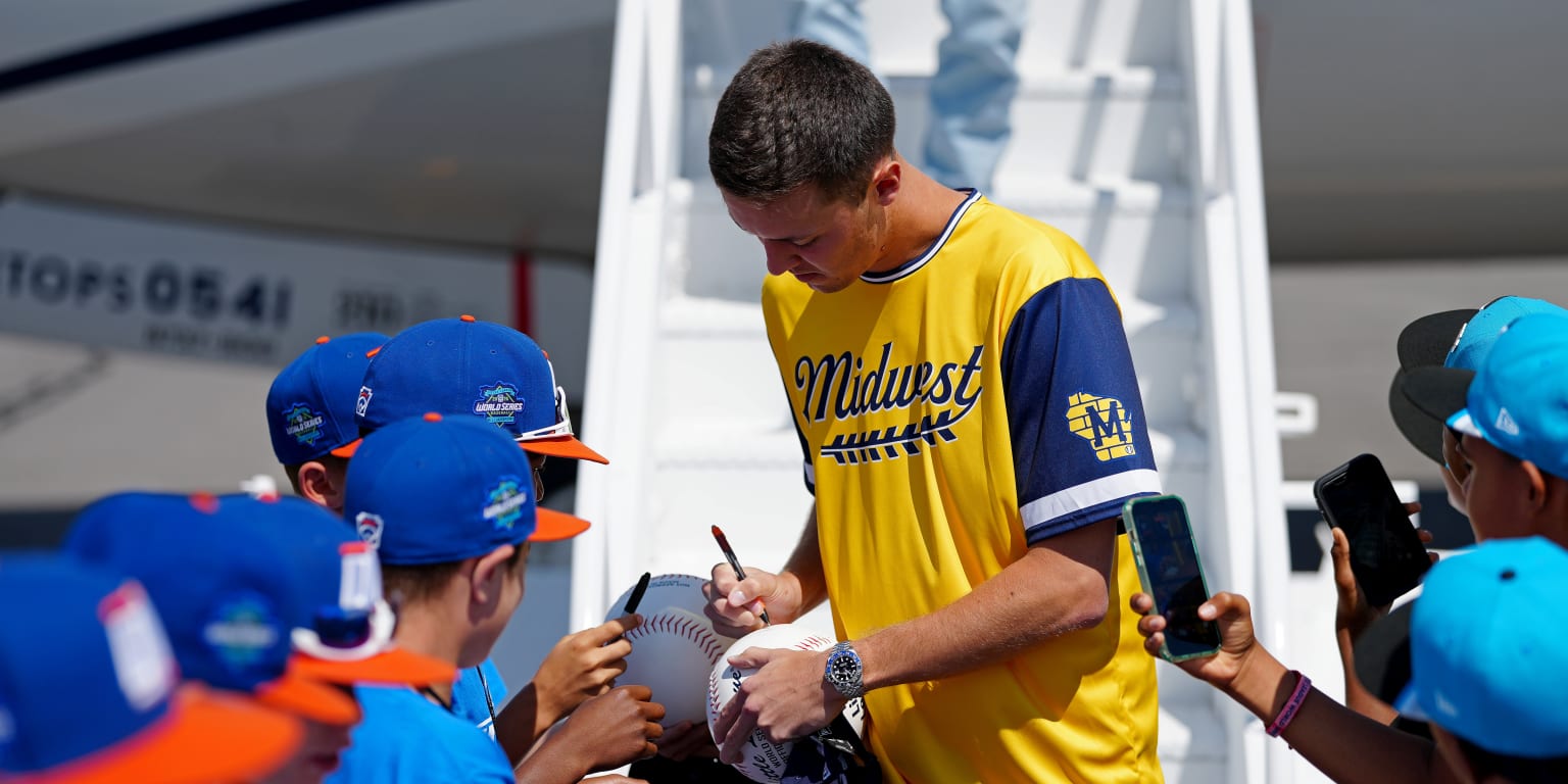 Miz enjoys chance to 'be a little superhero' for Little Leaguers in Williamsport