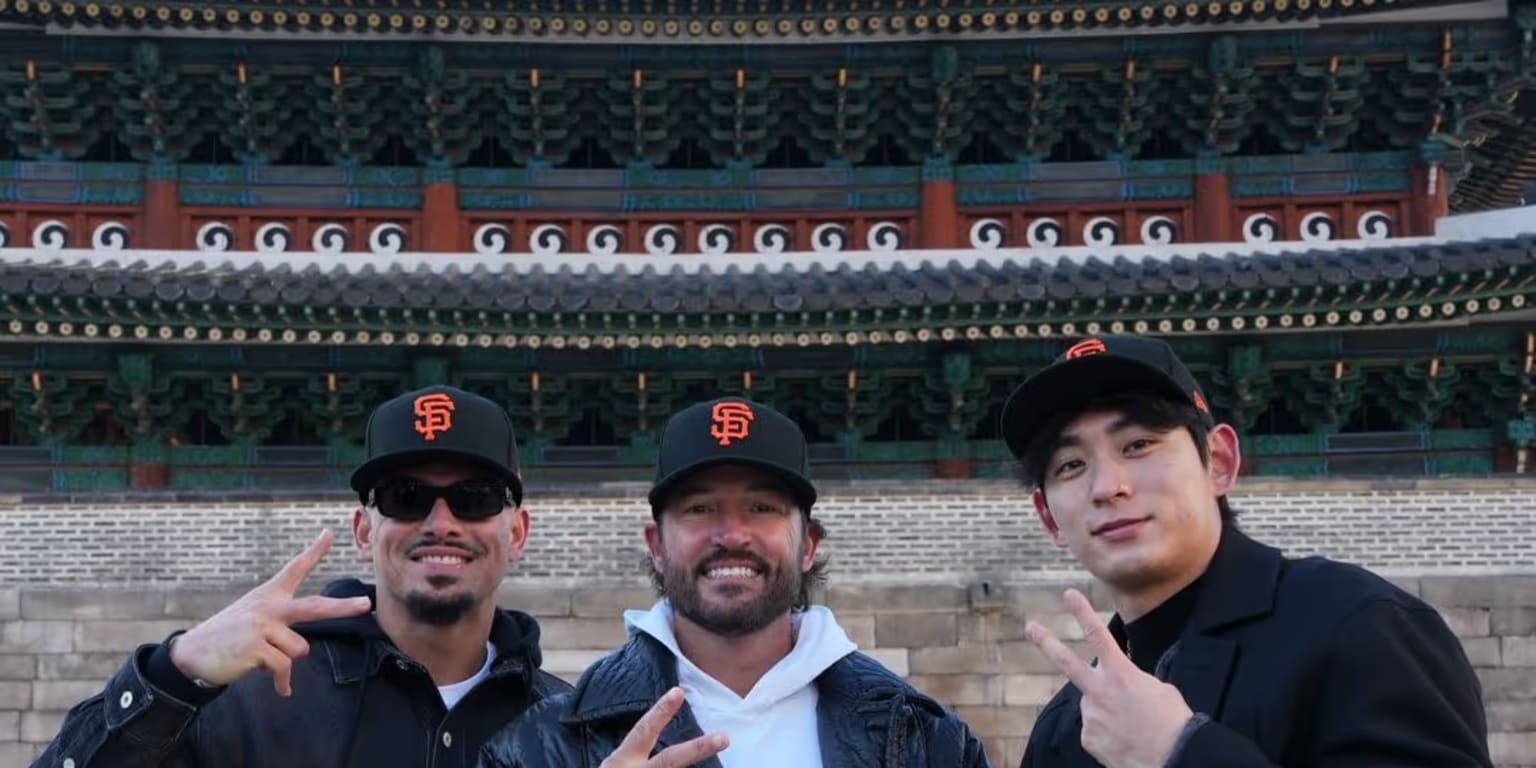 Lee welcomes Giants to Korea, lends new manager a warmer coat
