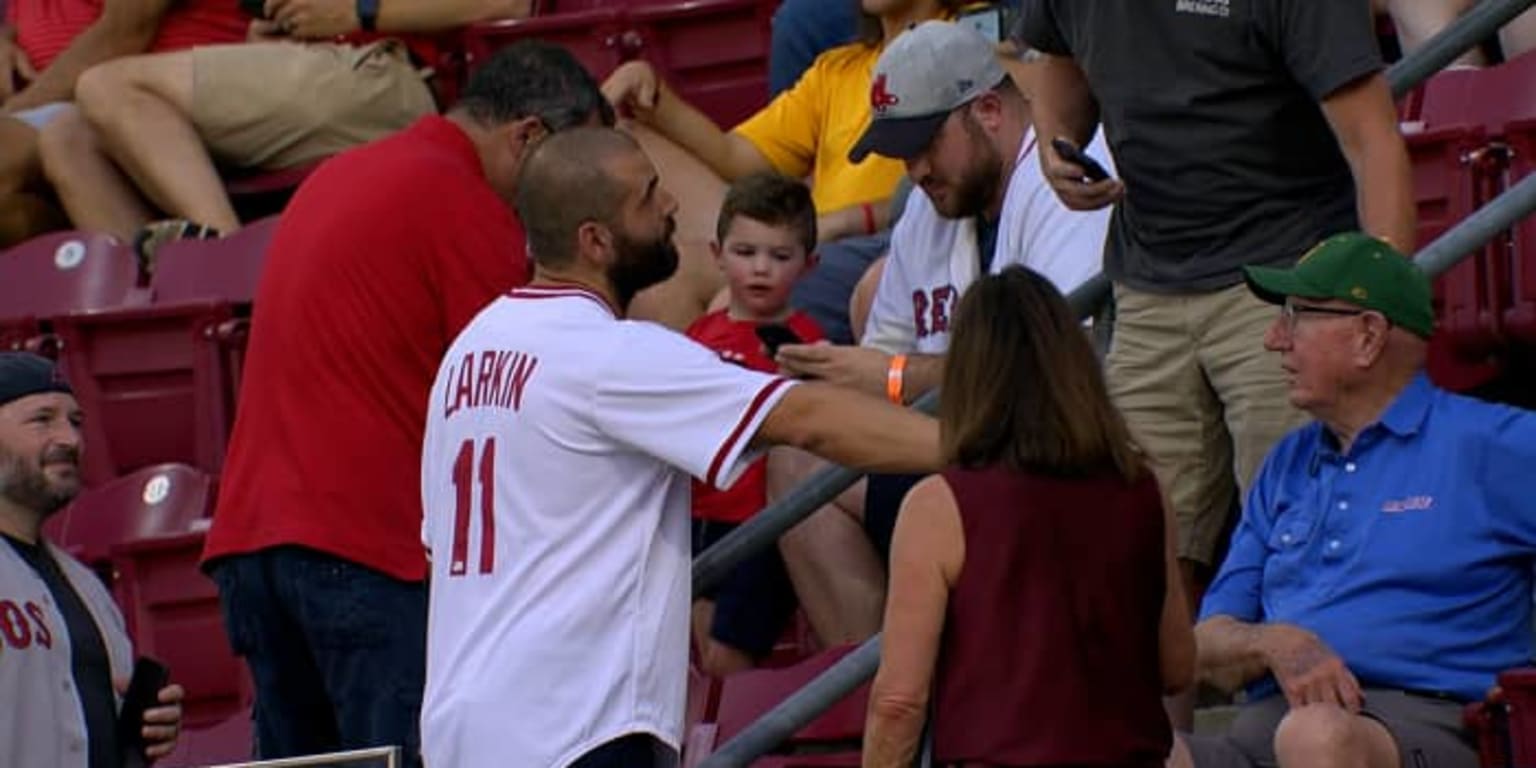 Joey Votto wears Barry Larkin jersey to meet fans at Great American Ball Park
