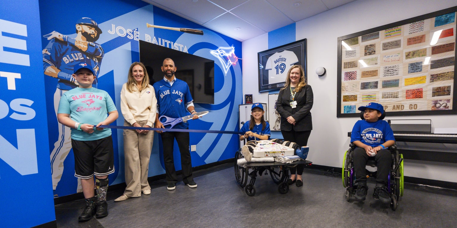 Bautista, Blue Jays unveil upgrade to Toronto-area hospital teen lounge 