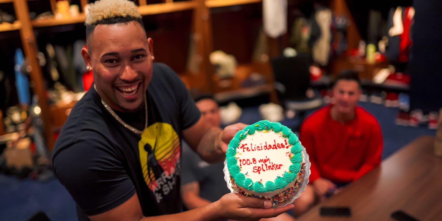 Twins celebrate Jhoan Duran's splinker with cake - MLB.com