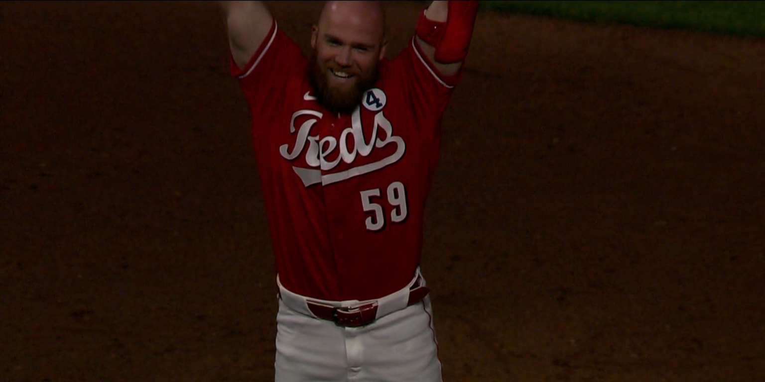 Dunn caps off Reds' late rally with 10th-inning walk-off single