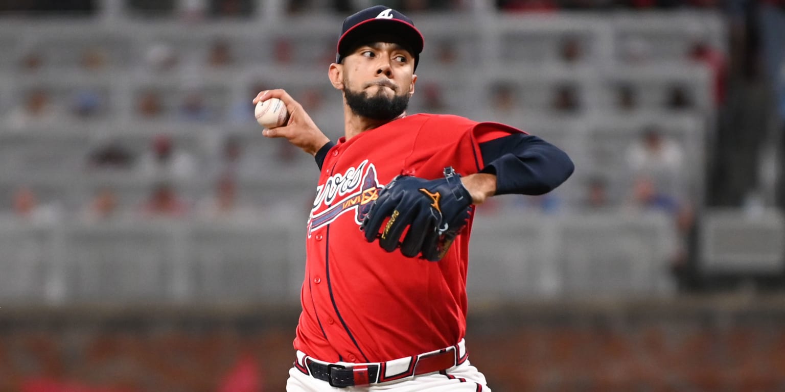 Braves place reliever Suarez on IL with right forearm tightness