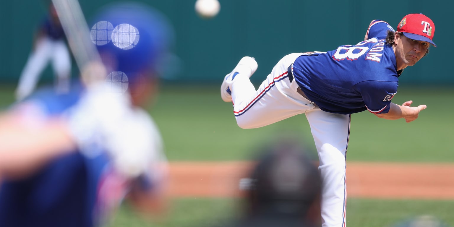 deGrom to start tonight after debut delayed by stiff neck