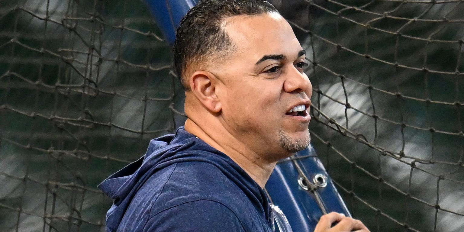 Astros dismiss hitting coaches Alex Cintrón, Troy Snitker (source)