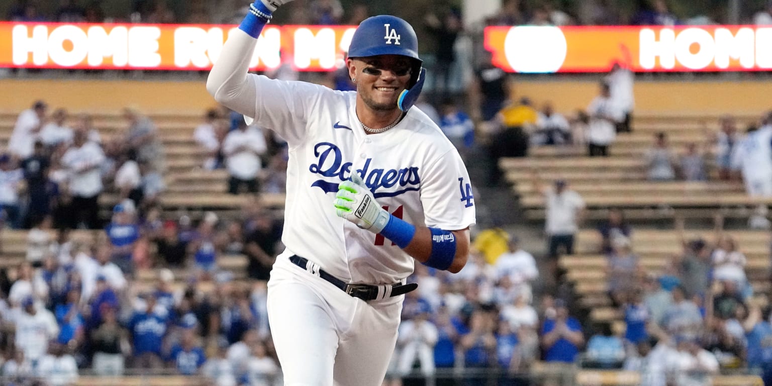 Dodgers make memories with signed photos for fans who made it to Toronto