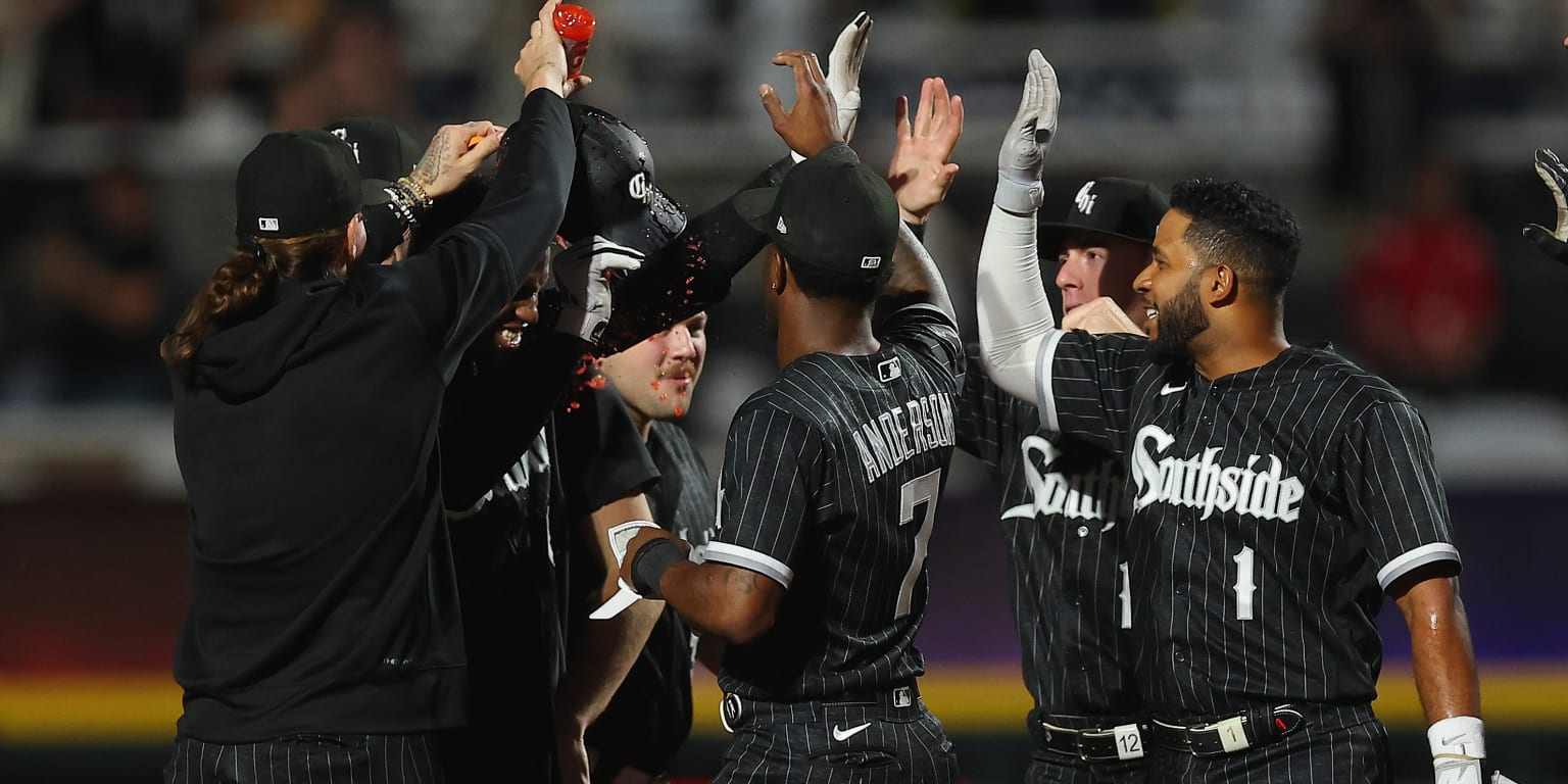 White Sox lose on 9th-inning wild pitch, wasting performances by Dylan Cease,  Luis Robert Jr. - Chicago Sun-Times