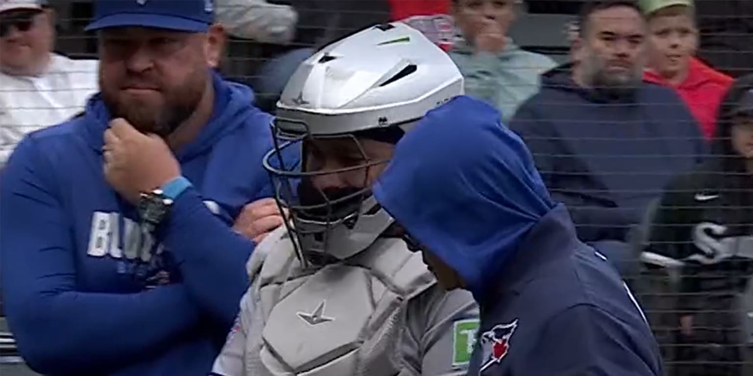 Alejandro Kirk exits with left thumb injury