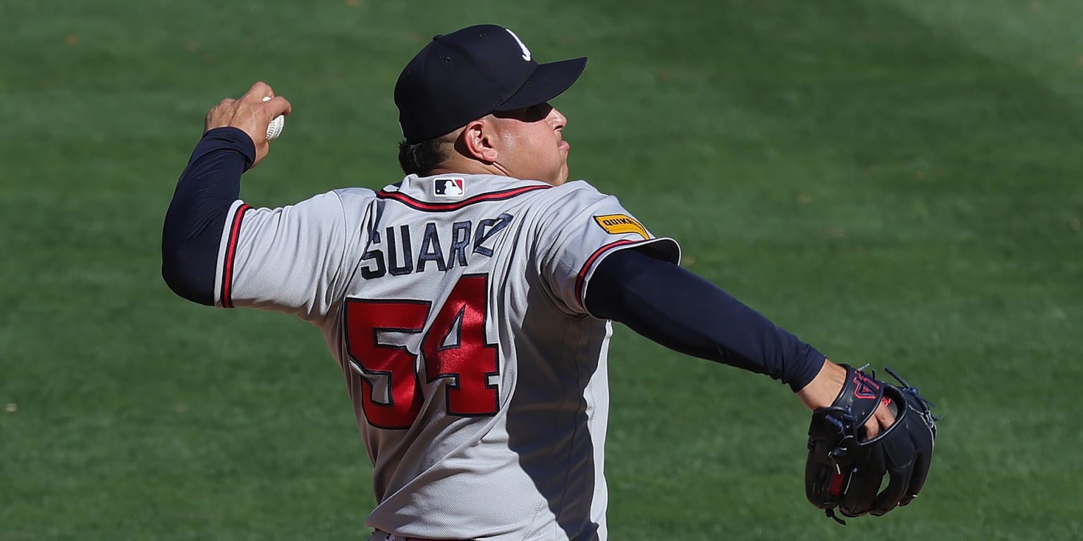 A's get lefty reliever Suarez in trade with Mariners