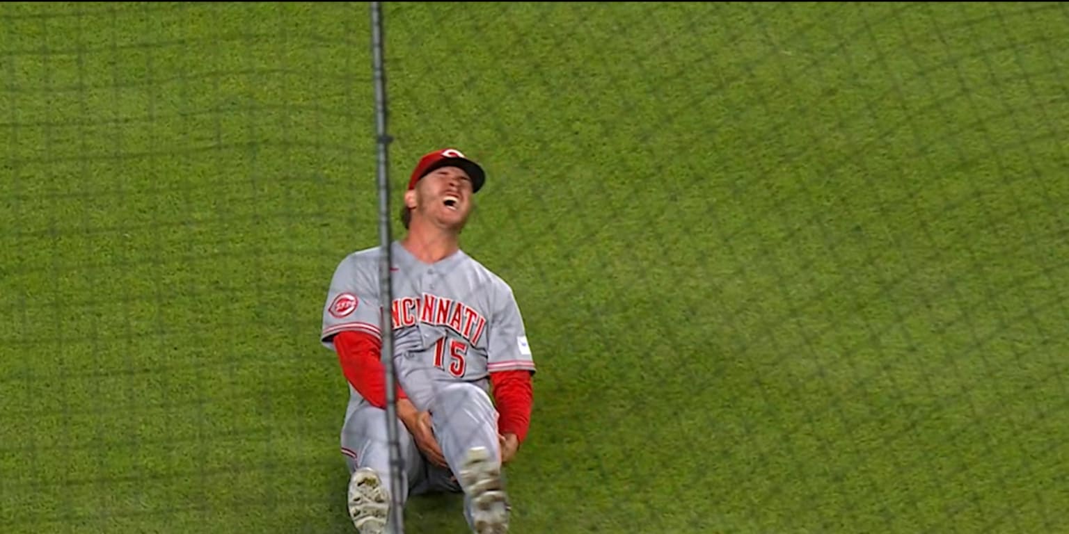 Emilio Pagán sai no 9º inning com aparente lesão na perna esquerda