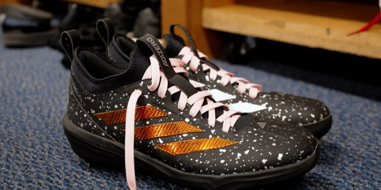 It's a girl! Pfaadt sports pink laces to help with gender reveal for brother's family