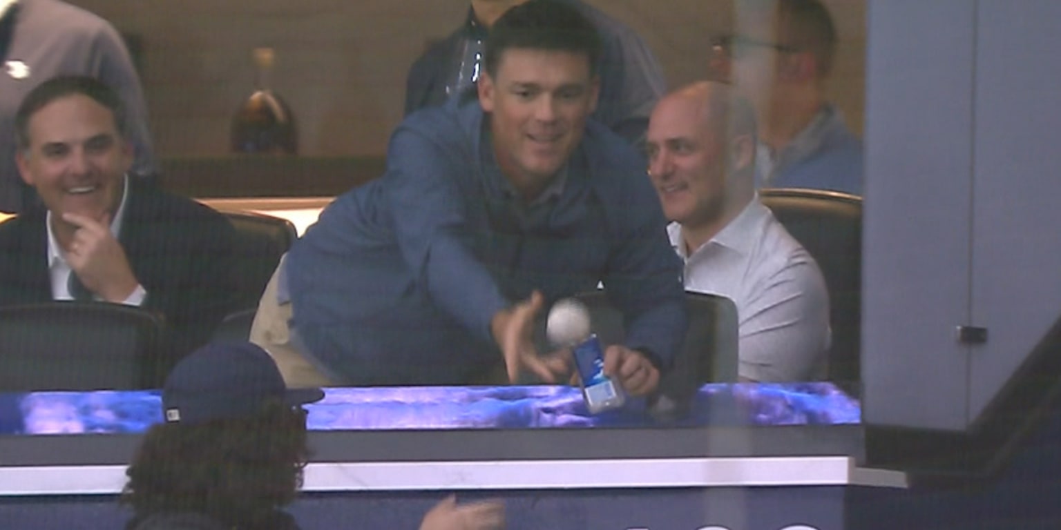 Nice catch, Prez! Rays president of baseball ops Neander snags foul ball, gives to young fan
