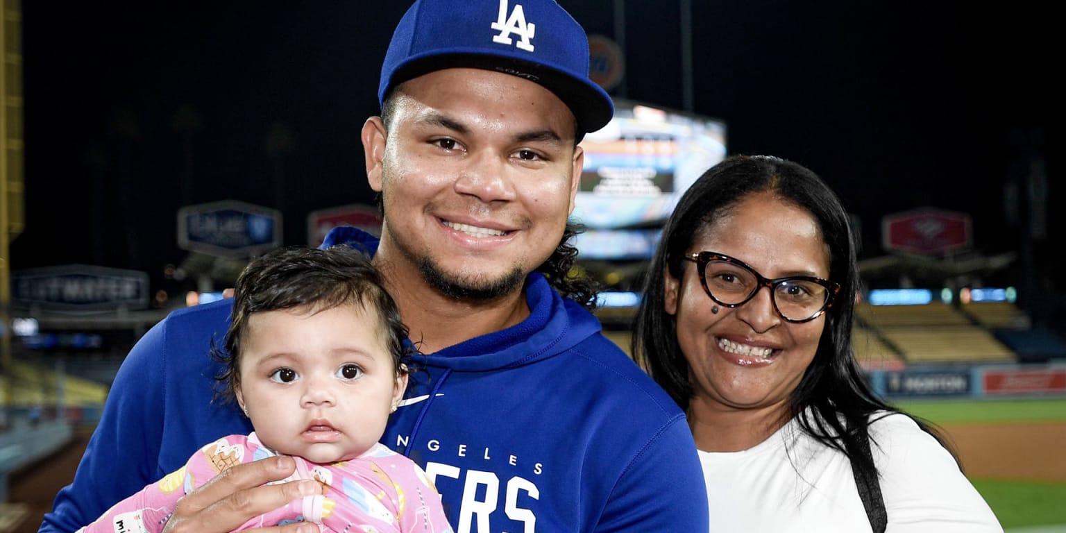 Dodgers reliever Brusdar Graterol reunites with mom, extends