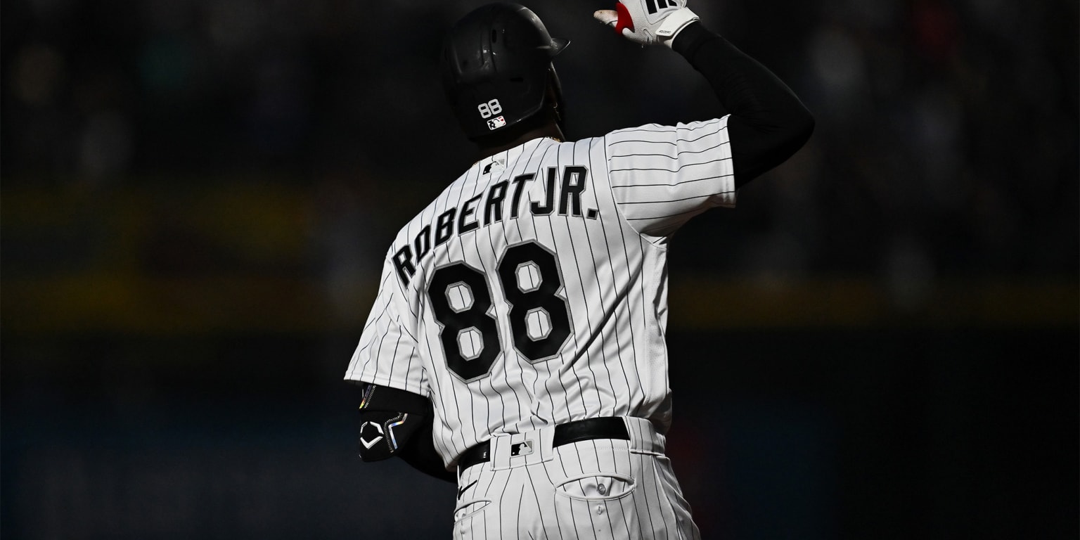 Luis Robert Jr. hits three-run homer in White Sox loss