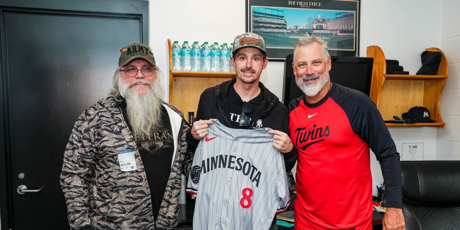 'He's a superhero': Twins hold emotional meeting with injured U.S. soldier 