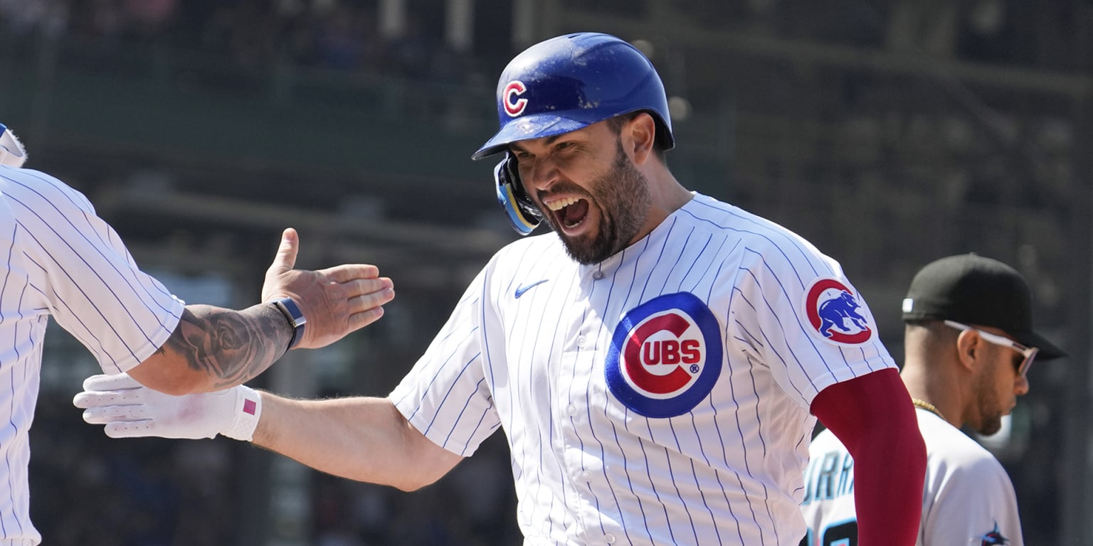 Chicago Cubs first baseman Eric Hosmer plays against the