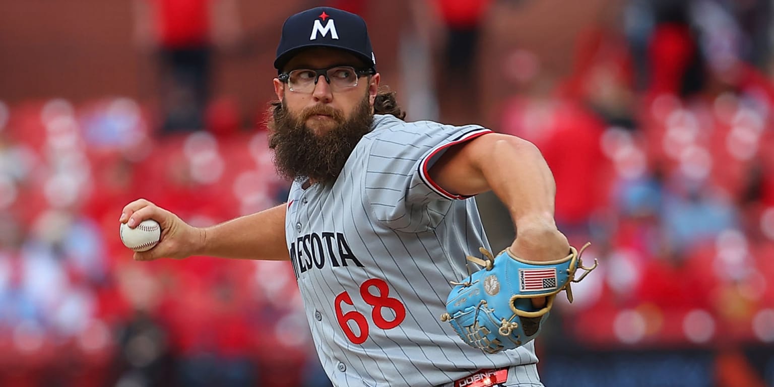 Royals trade for RHP Randy Dobnak from Mariners