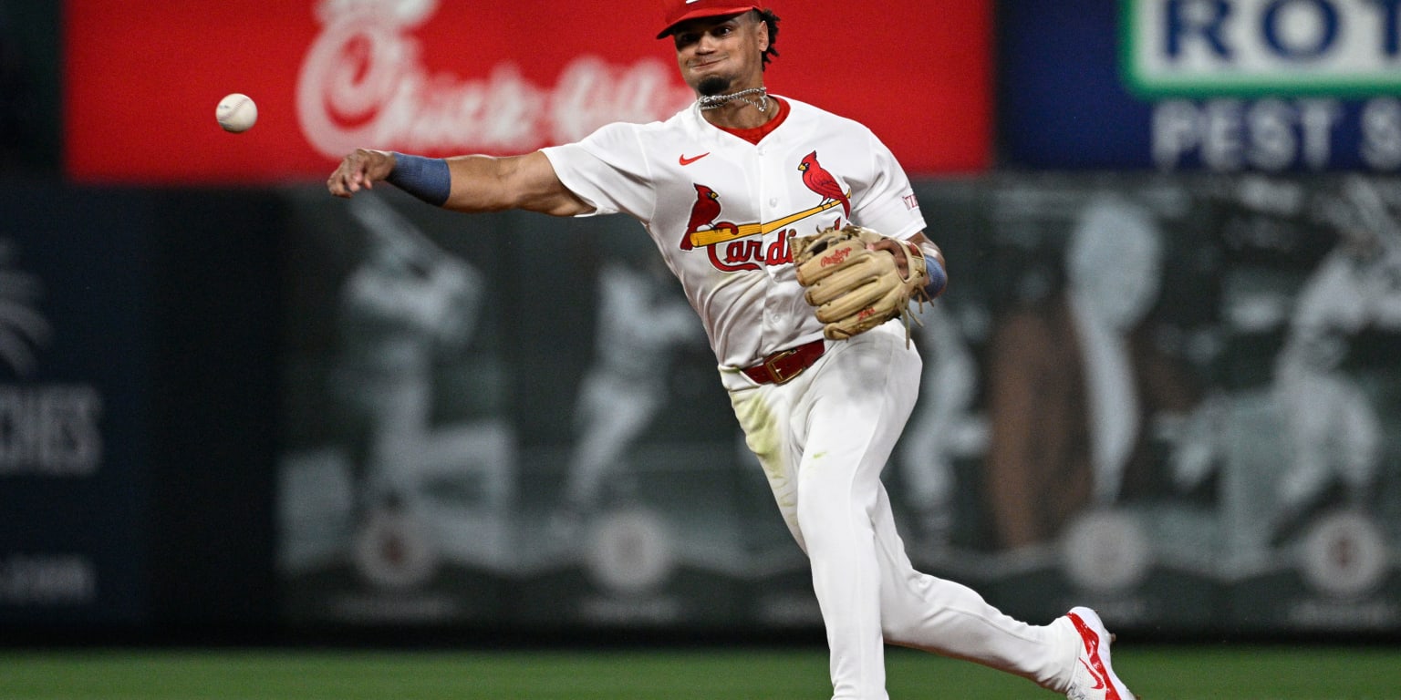 With Cards pitcher in a bind, Gold Glover's hose puts out the fire