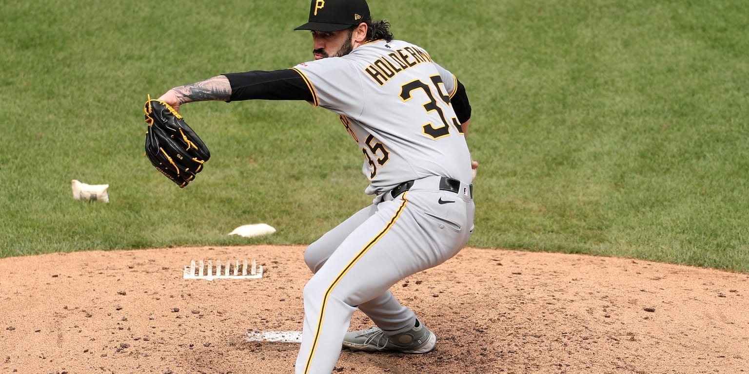Guardians agree to 1-year deal with reliever Holderman