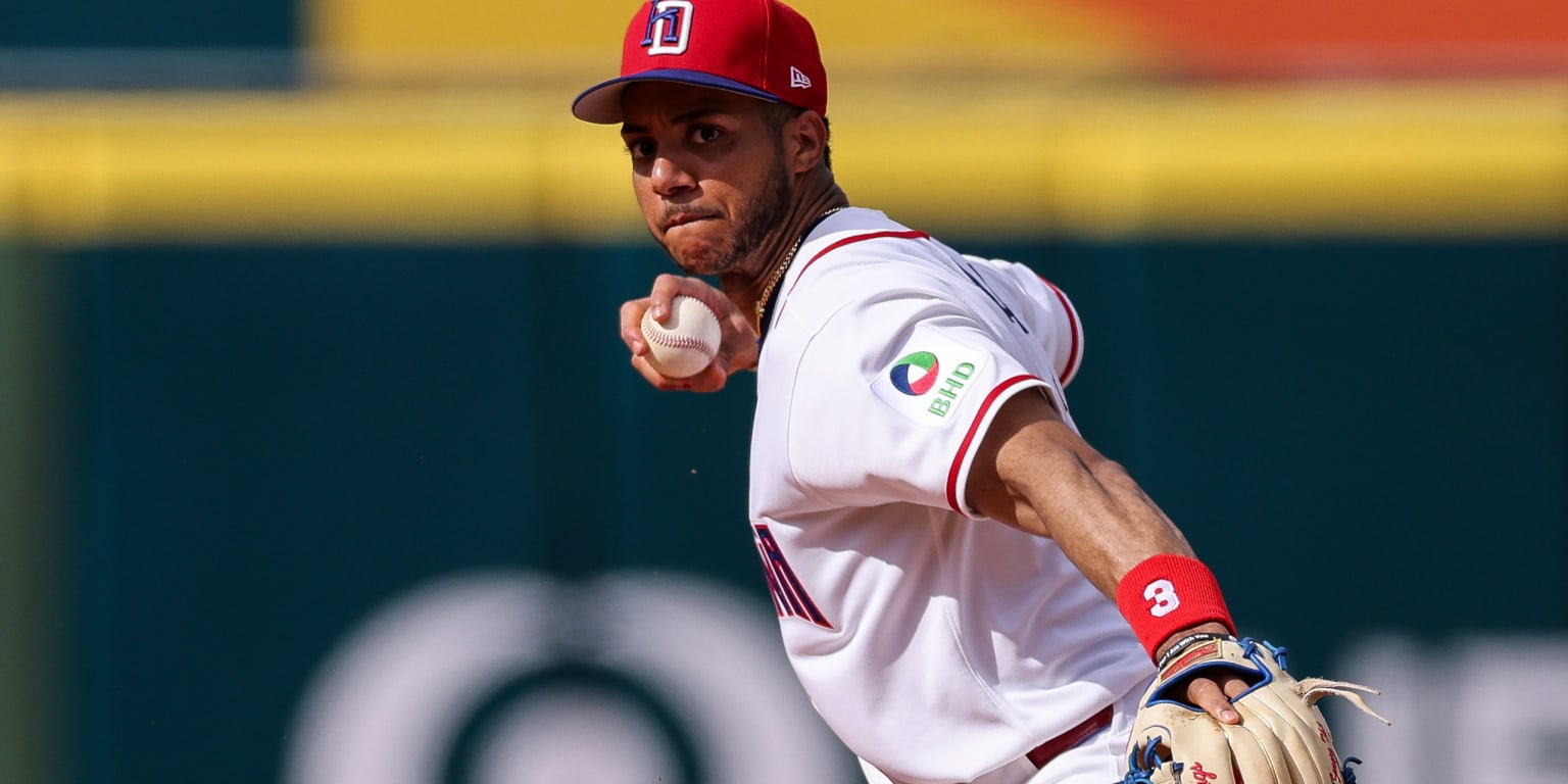 Erik González replacing Peña on the Dominican Republic’s Classic roster