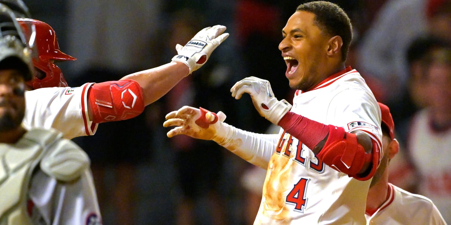 Tras HR del empate en la 8va, Moore decide triunfo de Angels con otro en la 10ma