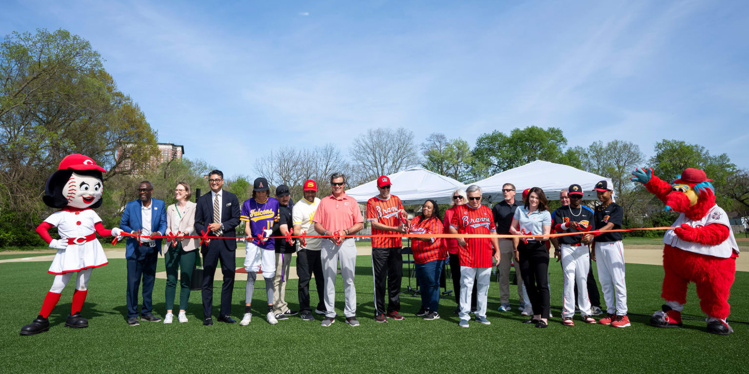 Reds, Cincinnati community celebrate renovation of Madisonville Field