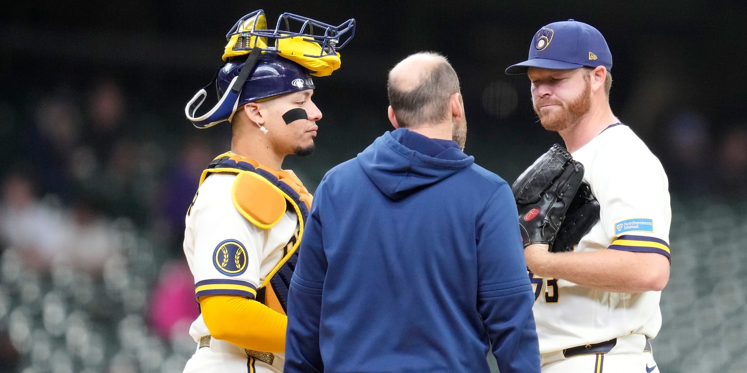 Brewers place Woodruff on IL with right shoulder inflammation
