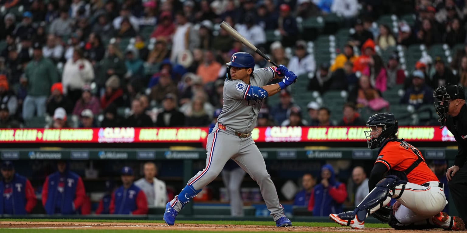 Osuna's clutch eighth-inning RBI double continues Rangers' road success