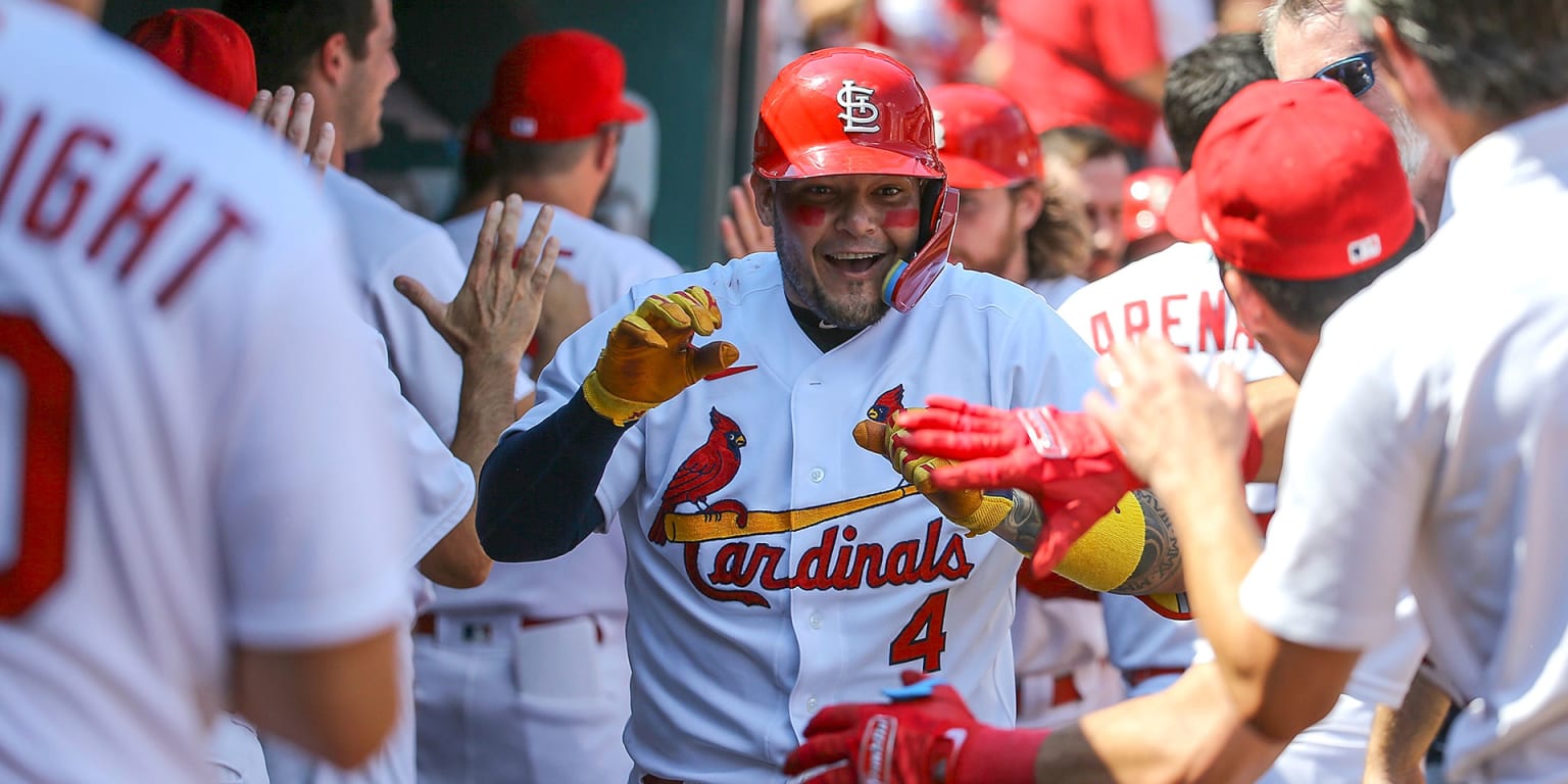 Molina homers, Cards win Game 1 of doubleheader