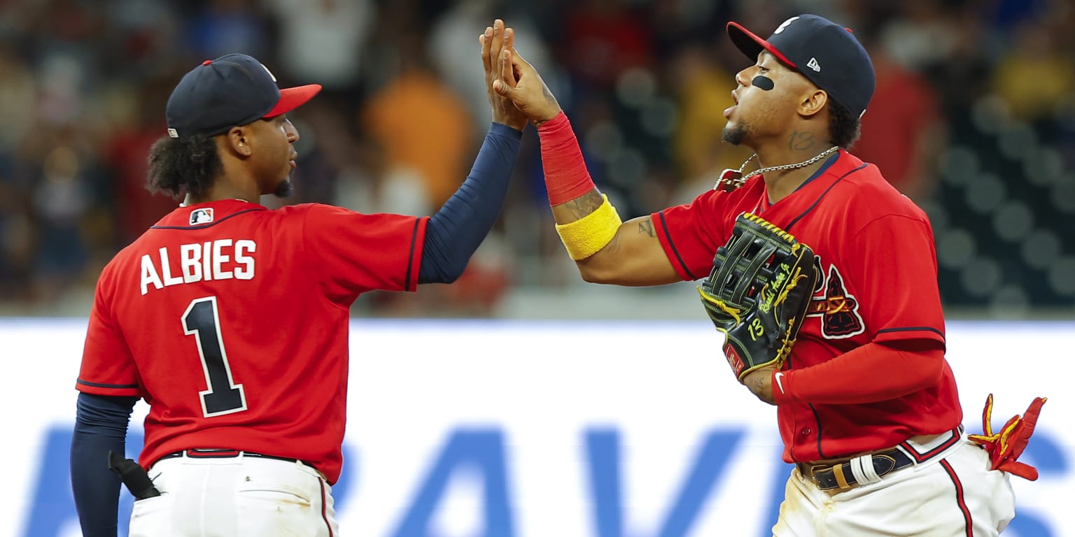 Braves' Ozzie Albies breaks pinkie right after injury return