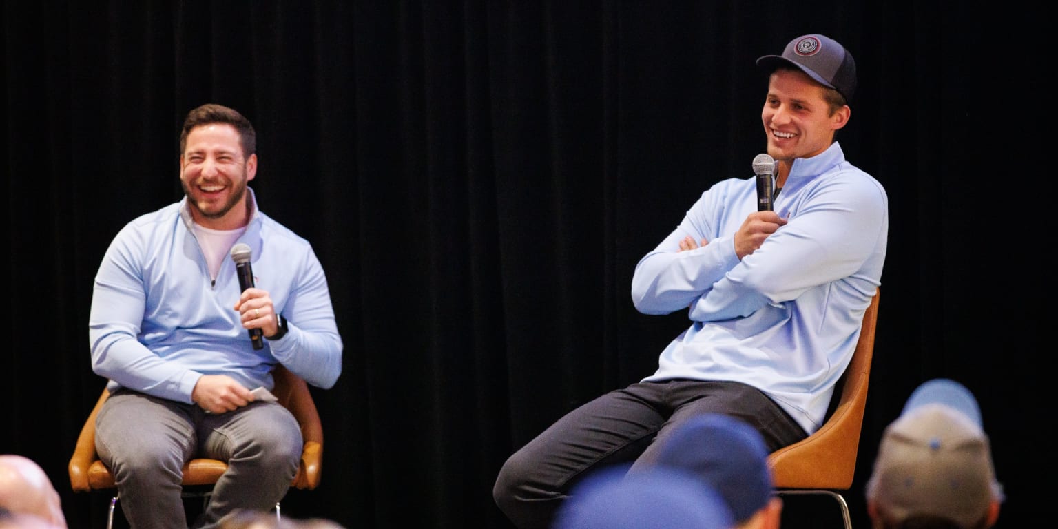 Rangers pitcher deGrom signs autographs at fan fest