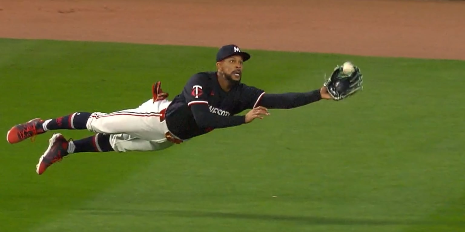 Byron Buxton makes incredible catch vs. Dodgers