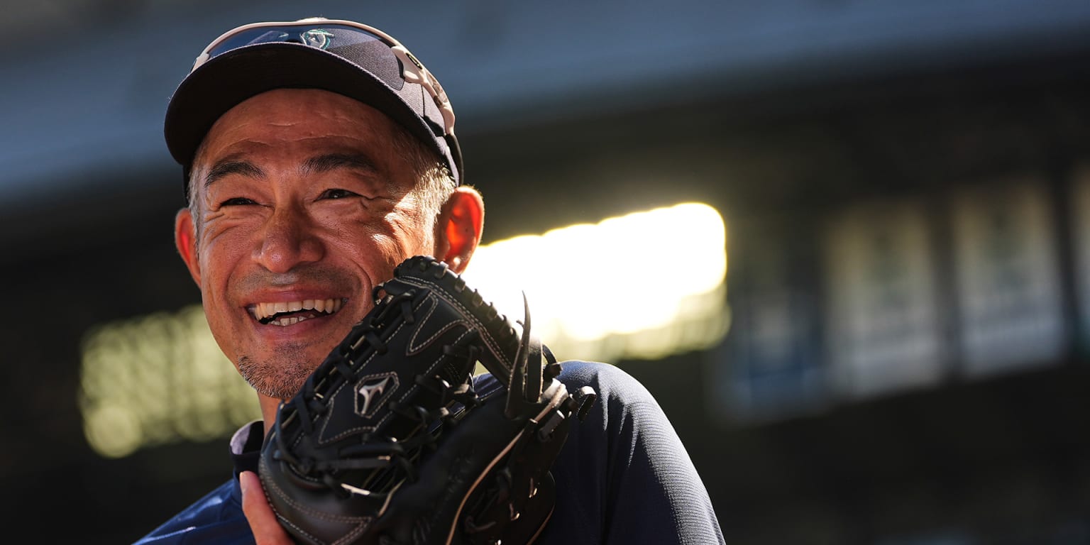 Ichiro plays in Mariners’ scrimmage ahead of ALDS