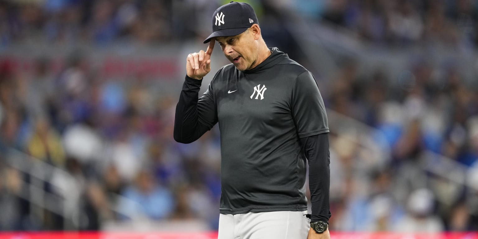 Aaron Boone addresses team as Yankees fall out of first
