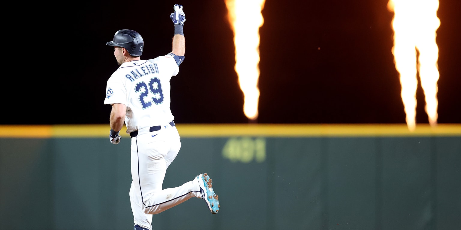 Raleigh goes supernova with 1st 3-HR night of his career