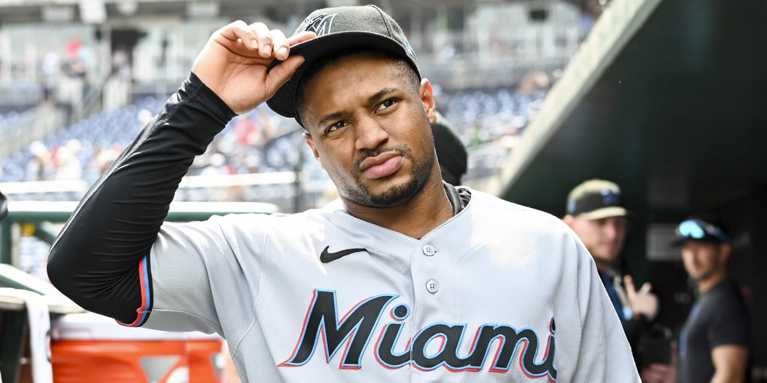 Edwards exits with left elbow, thumb discomfort after tag play at second