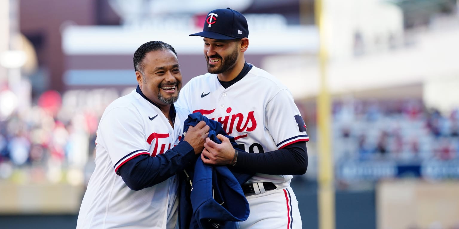 Johan Santana provides advice to Pablo López