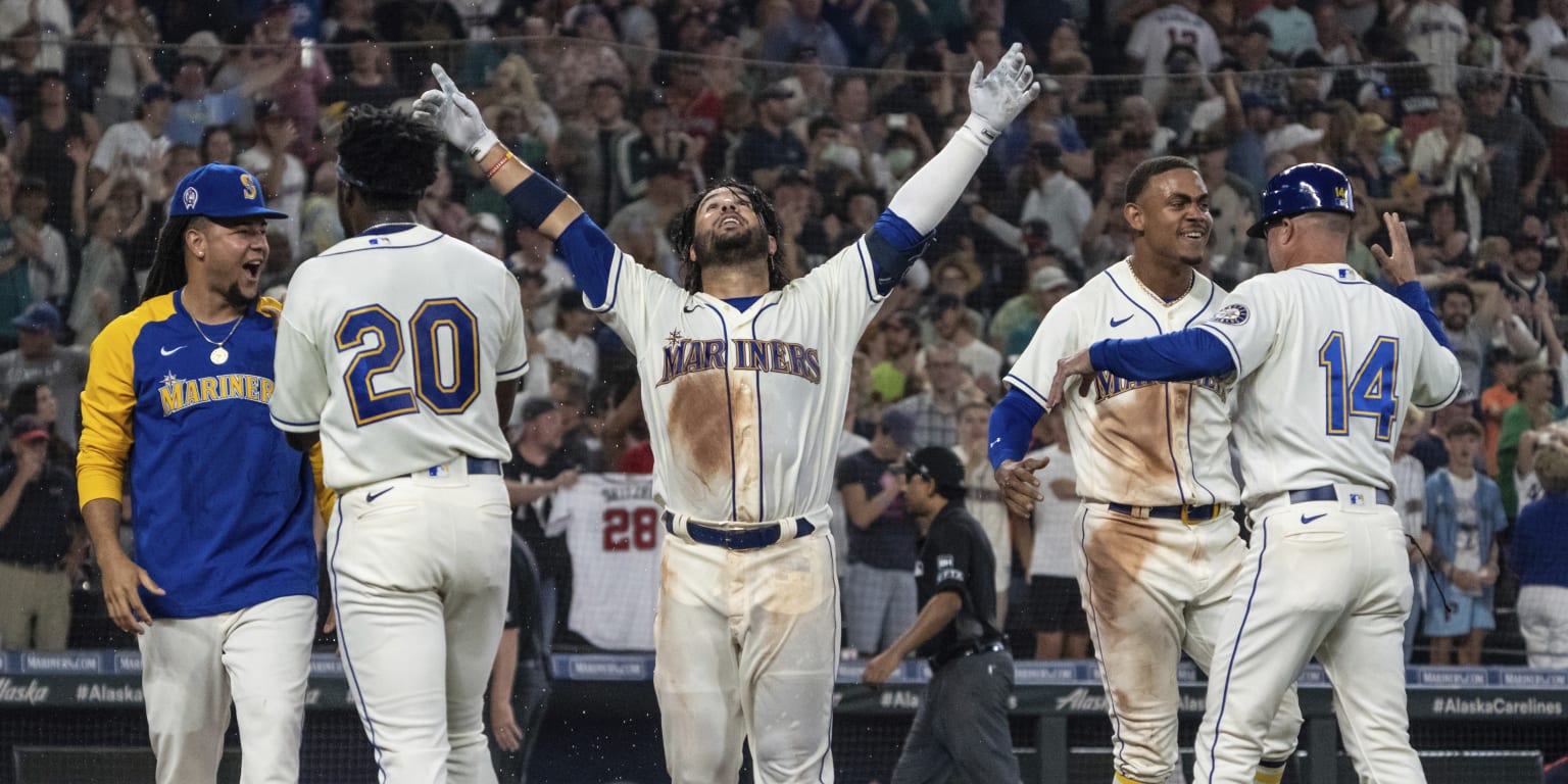 Mariners CF Julio Rodríguez exits game with sore lower back