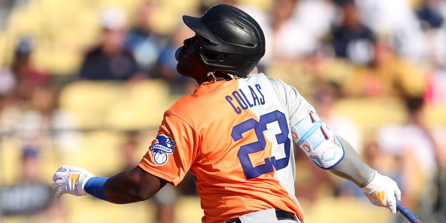 Oscar Colas of the Chicago White Sox celebrates a double against