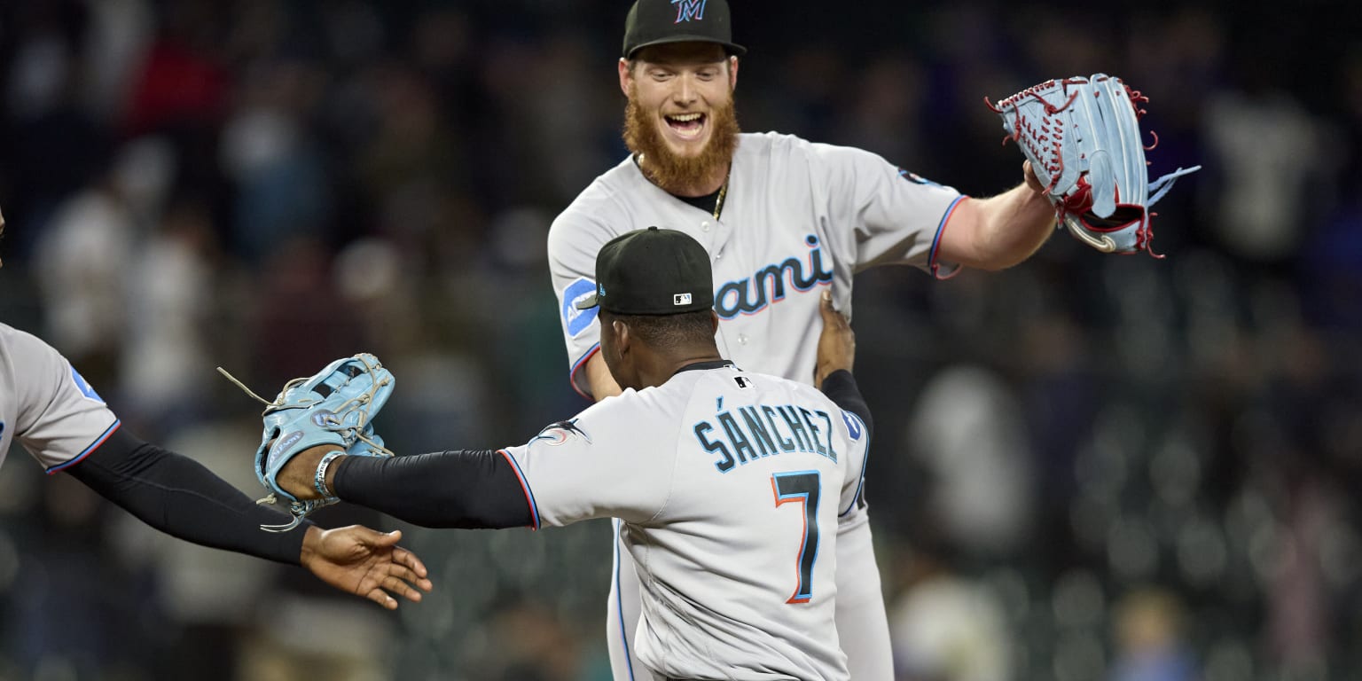 Grand catch: Marlins’ Sánchez robs Suárez of game-tying slam