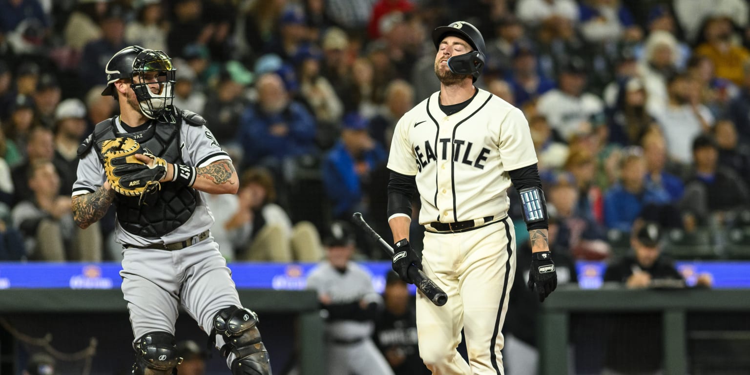 Mariners strand 12 runners in 11inning loss to White Sox