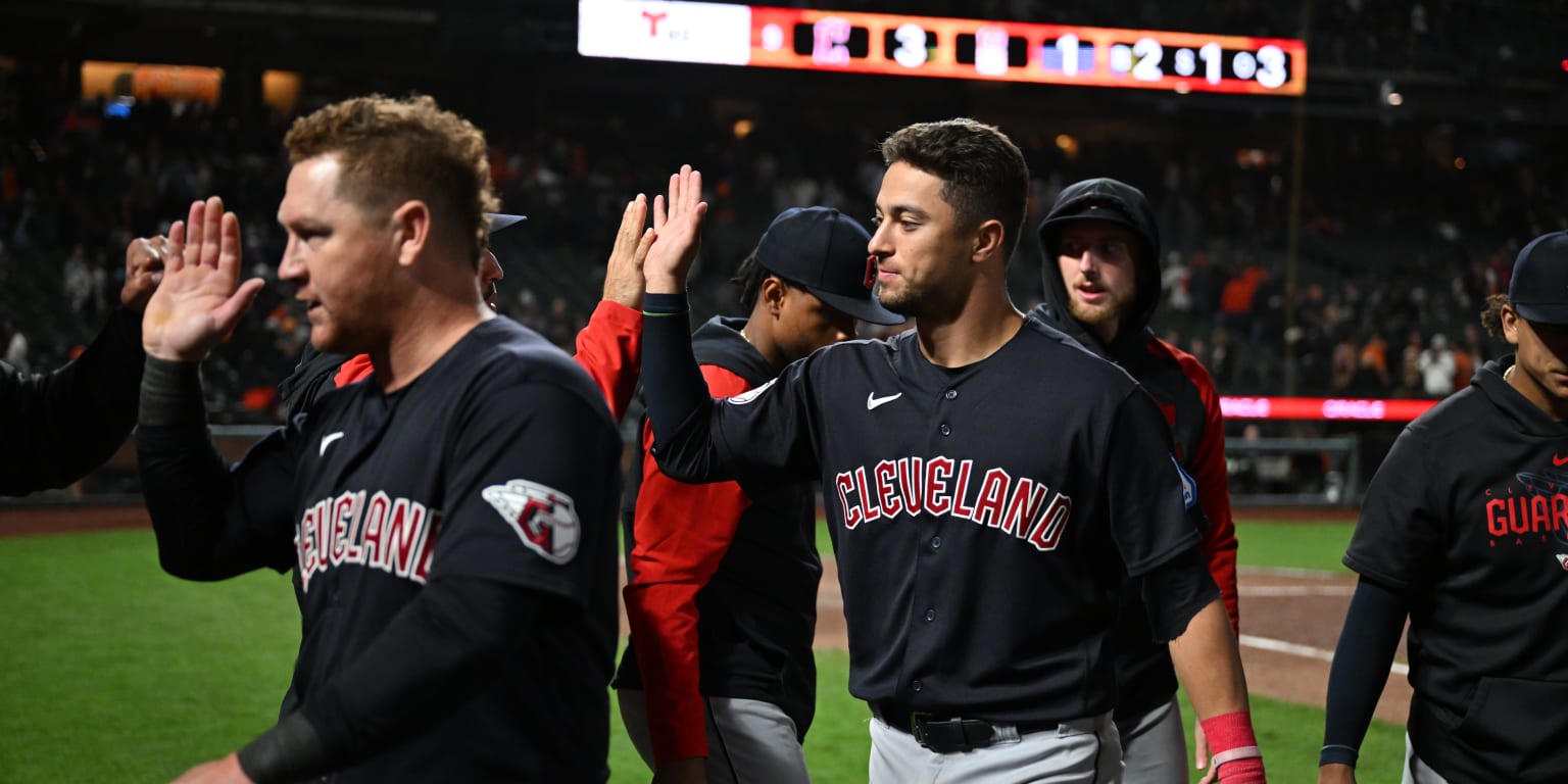 Freeman batea sencillo de 2 carreras; Guardianes se imponen 3-1 a Gigantes